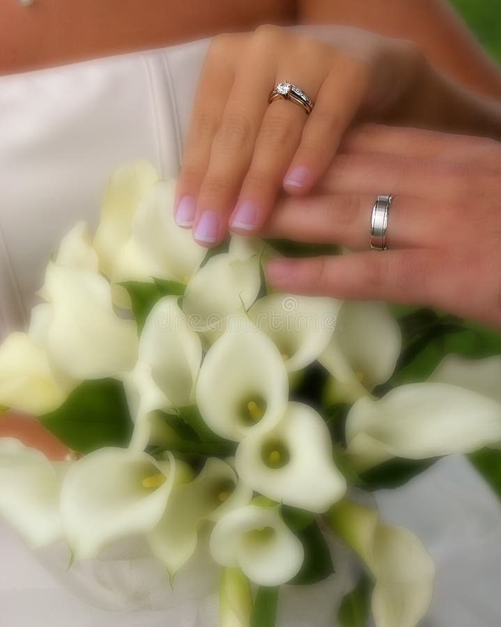 Boucles de mariage avec des fleurs photos libres de droits Boucles de mariage avec des fleurs photos libres de droits