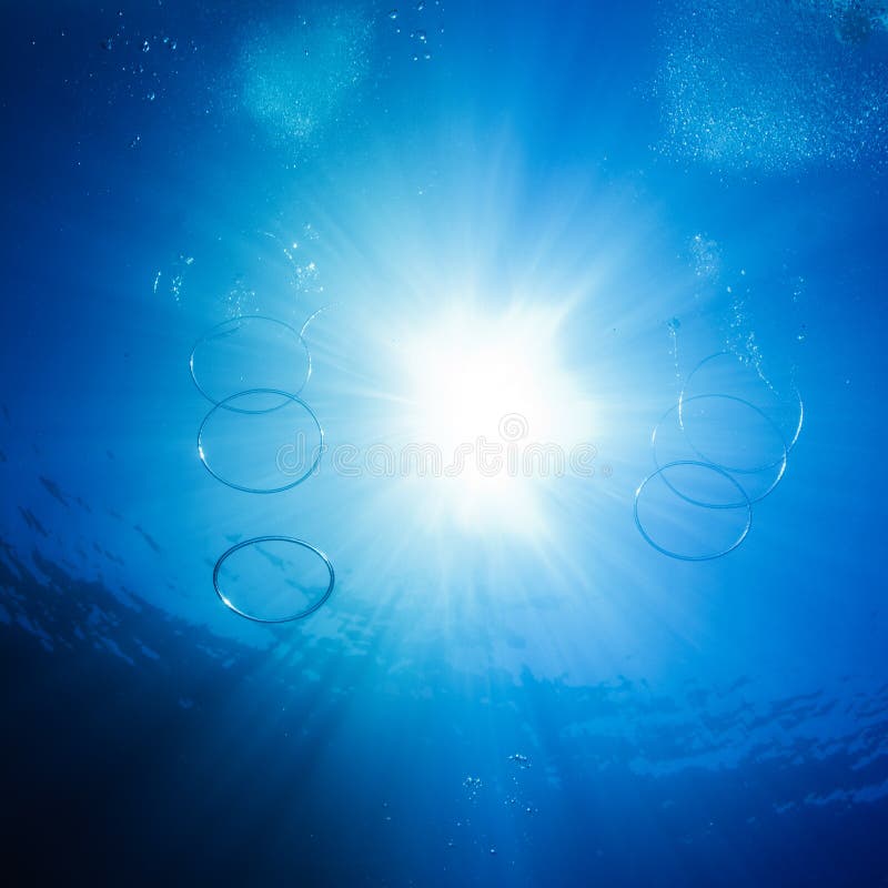 Boucles et bulles d'air sous-marines avec le soleil photos stock Boucles et bulles d'air sous-marines avec le soleil photos stock