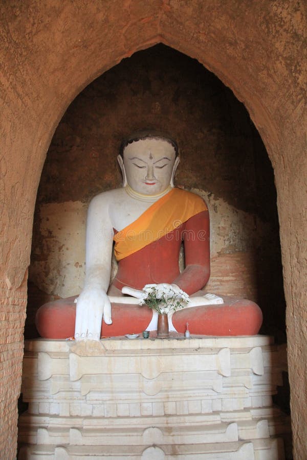 Bouddha dans une pagode images libres de droits