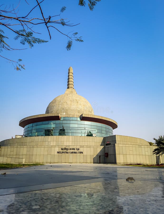 Bouddha stupa avec ciel bleu brillant le matin de faible angle images libres de droits