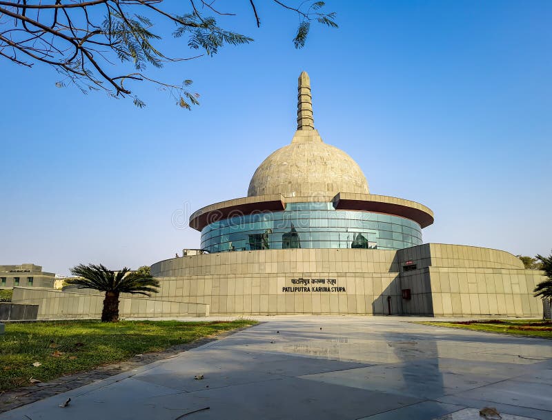 Bouddha stupa avec ciel bleu brillant le matin de faible angle image stock