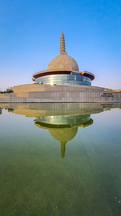Bouddha stupa avec réflexion d'eau et ciel bleu brillant le matin photographie stock