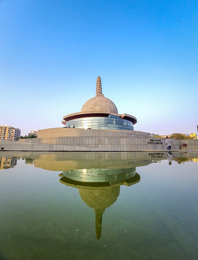 Bouddha stupa avec réflexion d'eau et ciel bleu brillant le matin photo libre de droits