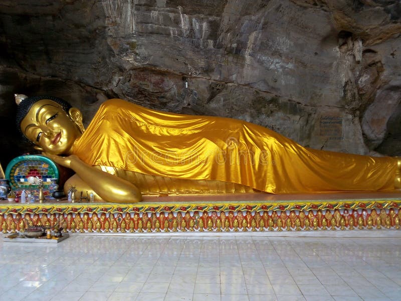 Bouddha étendu photographie stock libre de droits Bouddha étendu photographie stock libre de droits
