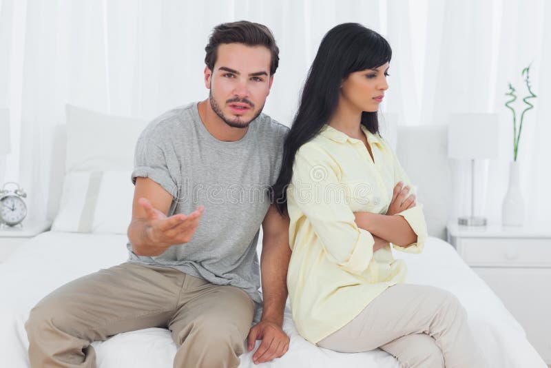 Bouder de femme et son ami ne sait pas quoi faire photo stock Bouder de femme et son ami ne sait pas quoi faire photo stock