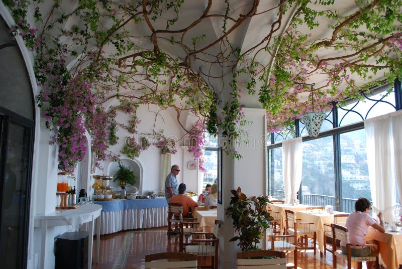 Bouganvilla auf der Decke im Hotel-Restaurant in Positano, Italien stockfotografie Bouganvilla auf der Decke im Hotel-Restaurant in Positano, Italien stockfotografie