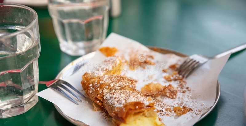 Bougatsa grekisk traditionell kräm- bakelse tjänade som med socker och kanel royaltyfri fotografi