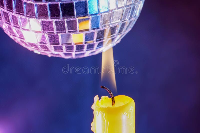 Bougie avec fumée et flamme en arrière-plan avec structure et espace de copie photographiés dans le studio. Il s'agit d'une bougie avec de la fumée et de la flamme comme fond avec la structure et l'espace de copie photographié dans le studio