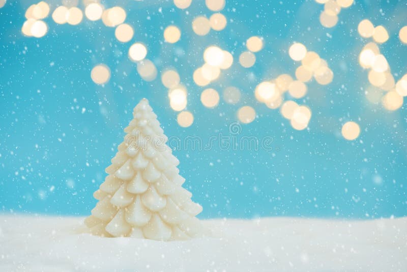 Bougie de sapin blanc avec lumières délimitées et neige sur fond bleu Carte de graisse de Noël Noël ou Nouvel An photos stock Bougie de sapin blanc avec lumières délimitées et neige sur fond bleu Carte de graisse de Noël Noël ou Nouvel An photos stock