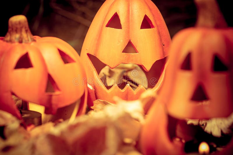 Bougie effrayante de cric-o-lanterne de potirons de Halloween allumée photo stock Bougie effrayante de cric-o-lanterne de potirons de Halloween allumée photo stock