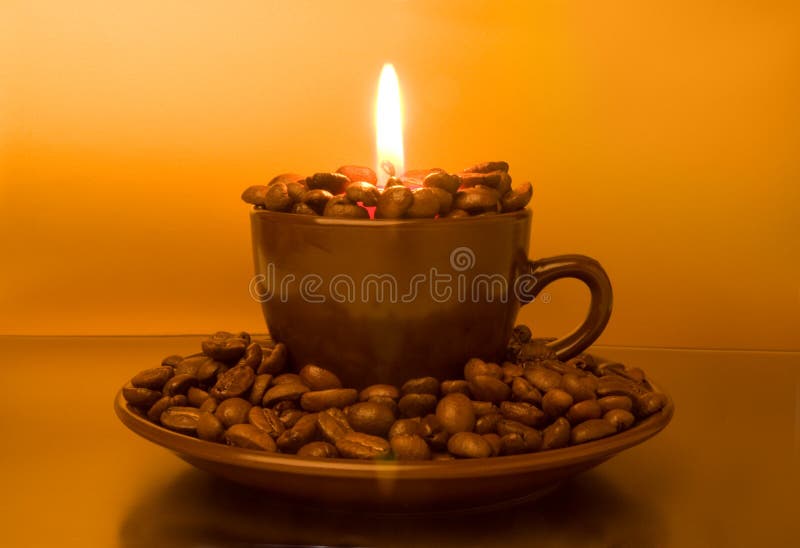Bougie et grains de café brûlants photos stock Bougie et grains de café brûlants photos stock