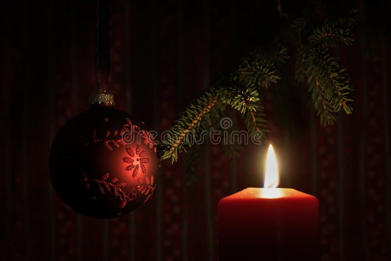 Bougie lumière rouge et boule d'arbre de Noël photo stock Bougie lumière rouge et boule d'arbre de Noël photo stock