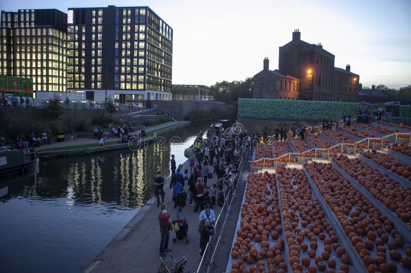 3.000 bougie-ont allumé des potirons couvrent les étapes de Canalside viennent et découpent près de Cross du Roi à Londres images libres de droits 3.000 bougie-ont allumé des potirons couvrent les étapes de Canalside viennent et découpent près de Cross du Roi à Londres images libres de droits