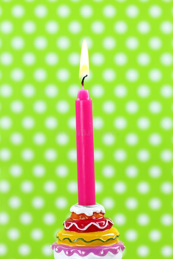 Bougie rose d'anniversaire image stock. Image du vert - 11189717