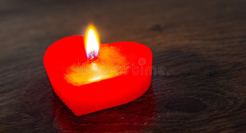Bougie Rouge Allumée Sous Forme De Coeur Sur Un Fond En Bois Foncé L'espace  Libre Pour Le Text_ Image stock - Image du flamme, coeur: 135846831
