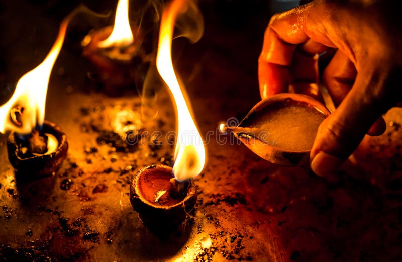 Bougies brûlantes dans le temple indien. photo stock Bougies brûlantes dans le temple indien. photo stock