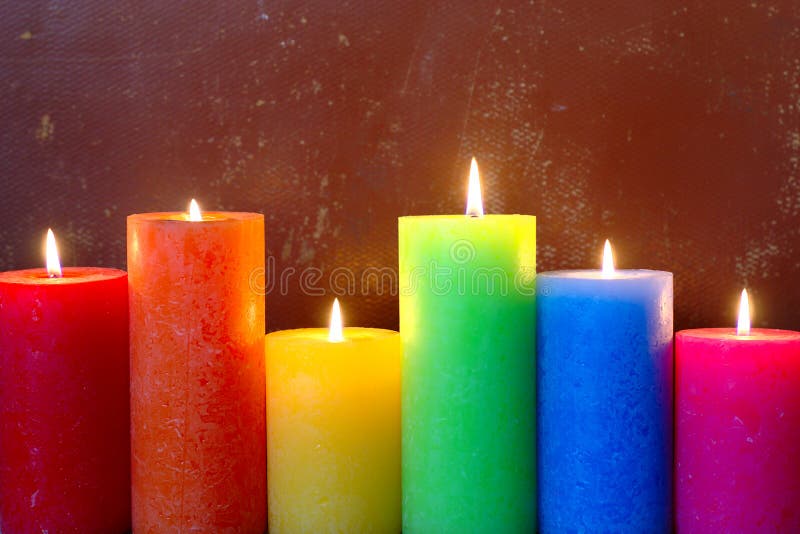 Bougies brûlantes dans des couleurs d'arc-en-ciel