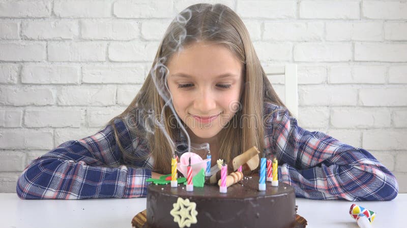 Bougies de soufflement de fête d'anniversaire d'enfant, enfants anniversaire, célébration d'enfants photo libre de droits Bougies de soufflement de fête d'anniversaire d'enfant, enfants anniversaire, célébration d'enfants photo libre de droits