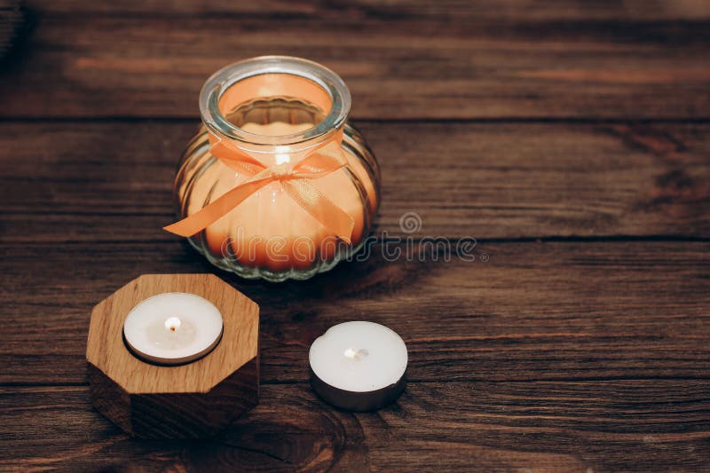 Bougies Multicolores Paraffine Cire Et Aromatique Sur Une Table En Bois.  Image stock - Image du bougies, aromatique: 274751883