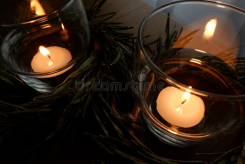 Bougies pour une illumination chaude image libre de droits Bougies pour une illumination chaude image libre de droits