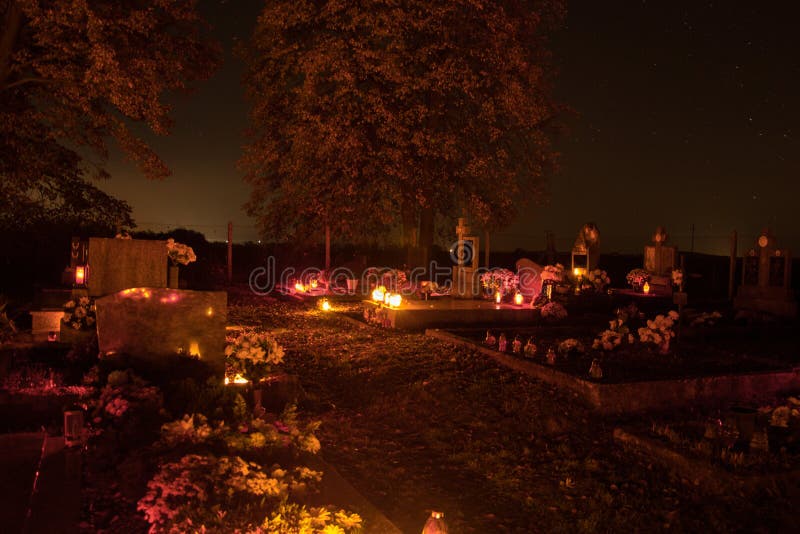 Bougies votives de lanterne brûlant sur les tombes dans le cimetière slovaque à la nuit Tout le Saints& x27 ; Jour Solennité de t photos libres de droits Bougies votives de lanterne brûlant sur les tombes dans le cimetière slovaque à la nuit Tout le Saints& x27 ; Jour Solennité de t photos libres de droits