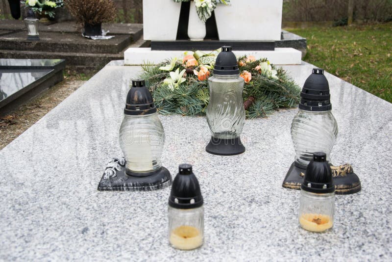 Bougies votives de lanterne sur la tombe dans le cimetière slovaque Tout le Saints& x27 ; Jour Solennité de tous les saints Tout images stock Bougies votives de lanterne sur la tombe dans le cimetière slovaque Tout le Saints& x27 ; Jour Solennité de tous les saints Tout images stock
