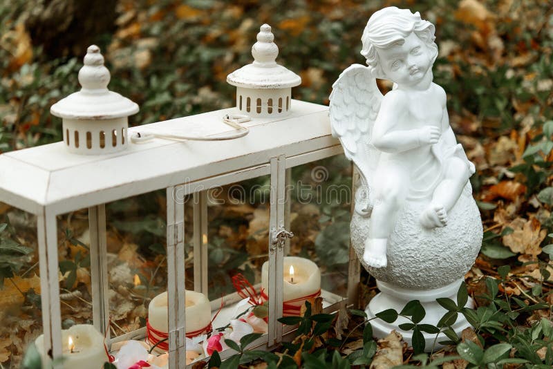Bougies élégantes en lanterne et statue rustiques en verre d'ange, arrang photo stock Bougies élégantes en lanterne et statue rustiques en verre d'ange, arrang photo stock