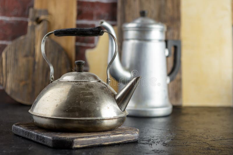 Bouilloire en métal et pot de café images stock Bouilloire en métal et pot de café images stock
