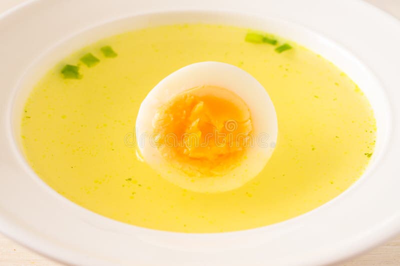 Bol De Bouillon De Cube En Bouillon Image stock Image du légume