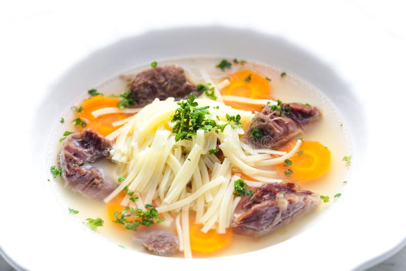 Bouillon De Boeuf Aux Nouilles Et Carottes Photo stock Image du bouilli, cuisine 259523604