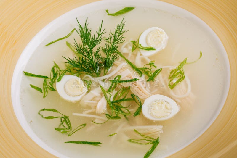 Bouillon De Poulet Avec L'oeuf Photo stock Image du vert, sain 71618932