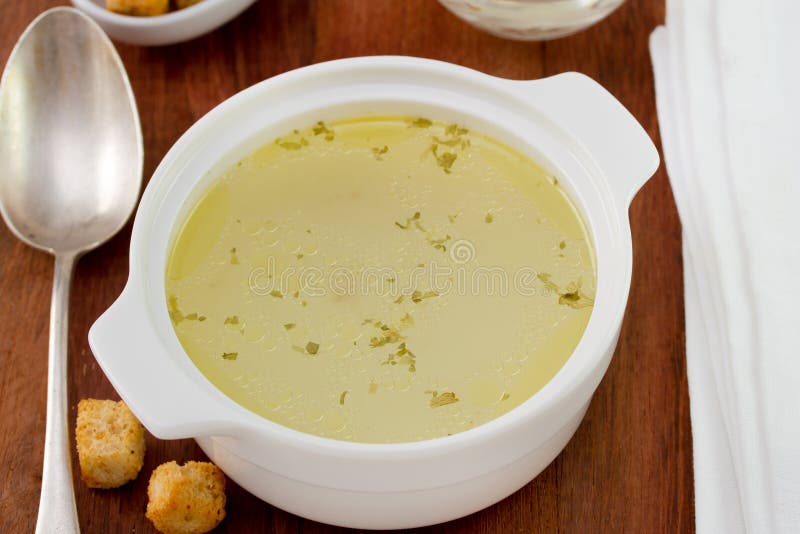 Bouillon De Poulet Dans La Cuvette Image stock Image du gros, repas