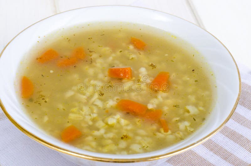 Bouillon végétal avec du riz brun et des carottes photographie stock Bouillon végétal avec du riz brun et des carottes photographie stock