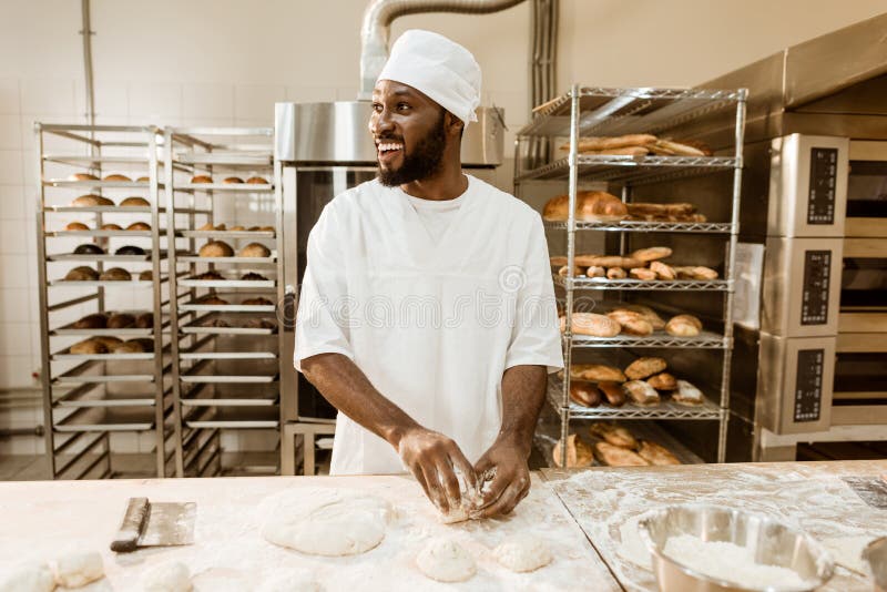 boulanger d'afro-américain préparant la pâte crue pour la pâtisserie