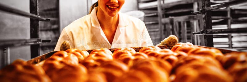 Boulanger féminin travaillant dans la boulangerie photos stock Boulanger féminin travaillant dans la boulangerie photos stock