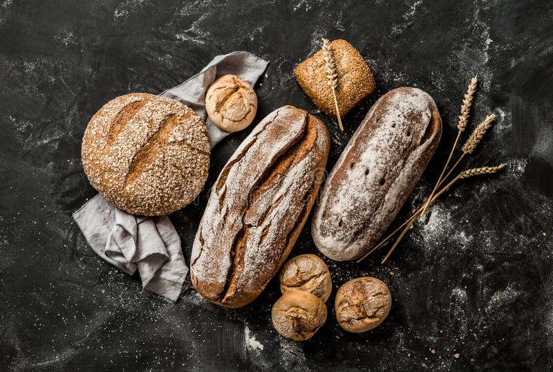 Homme Préparant La Pâte De Pain Sur La Table En Bois Dans Une Fin De  Boulangerie Préparation De Pain De Pâques Image stock - Image du cuire,  ingrédients: 107912117