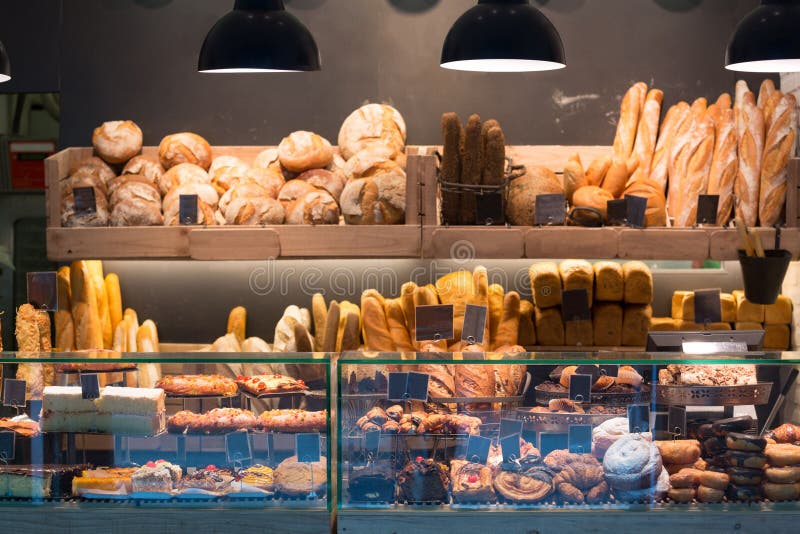 Boulangerie moderne avec l'assortiment du pain