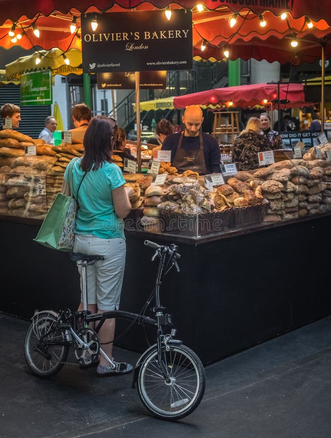 Boulangerie sur le marché de ville photographie stock libre de droits Boulangerie sur le marché de ville photographie stock libre de droits