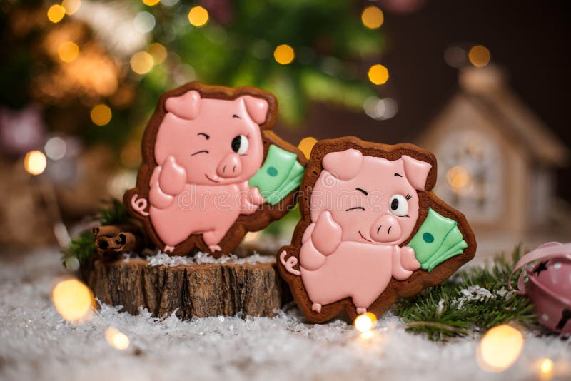 Boulangerie traditionnelle de nourriture de vacances Porc rose chanceux du pain d'épice deux avec le paquet d'argent dans la déco photographie stock Boulangerie traditionnelle de nourriture de vacances Porc rose chanceux du pain d'épice deux avec le paquet d'argent dans la déco photographie stock