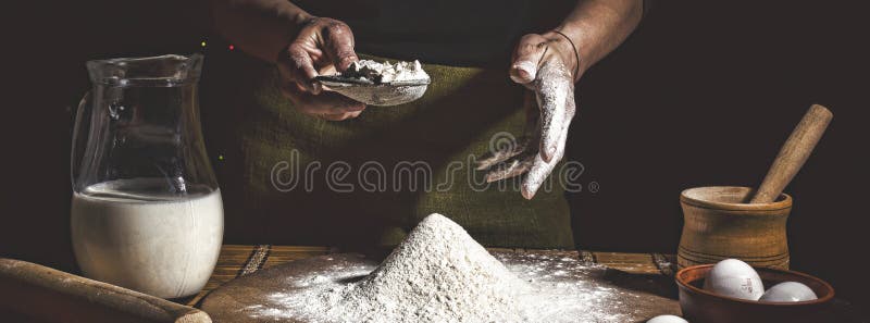 boulangerie Équipez préparer le pain, le gâteau de Pâques, le pain de Pâques ou les croix-petits pains sur la table en bois dans photo libre de droits boulangerie Équipez préparer le pain, le gâteau de Pâques, le pain de Pâques ou les croix-petits pains sur la table en bois dans photo libre de droits