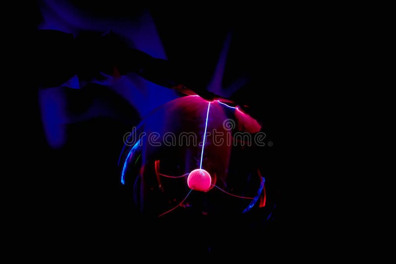 Boule électrique De Plasma Sur Un Fond Foncé Modèle D'électricité Statique  Photo stock - Image du électricité, rouge: 141518024