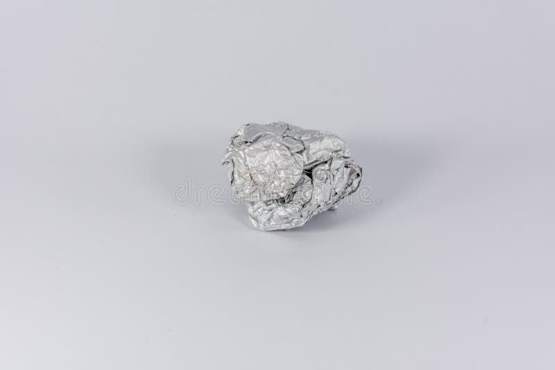 Boule chiffonnée du papier d'aluminium photographie stock Boule chiffonnée du papier d'aluminium photographie stock