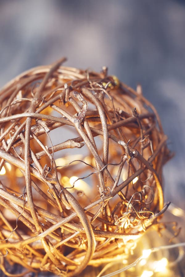 Boule d'or de raphia pour la décoration de Noël images stock Boule d'or de raphia pour la décoration de Noël images stock