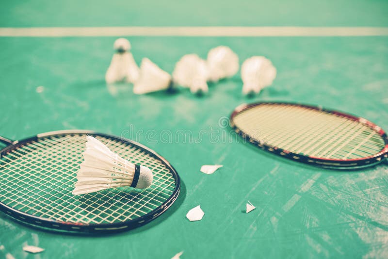 Boule de badminton et x28 ; shuttlecock& x29 ; et raquette sur le plancher de cour images stock Boule de badminton et x28 ; shuttlecock& x29 ; et raquette sur le plancher de cour images stock