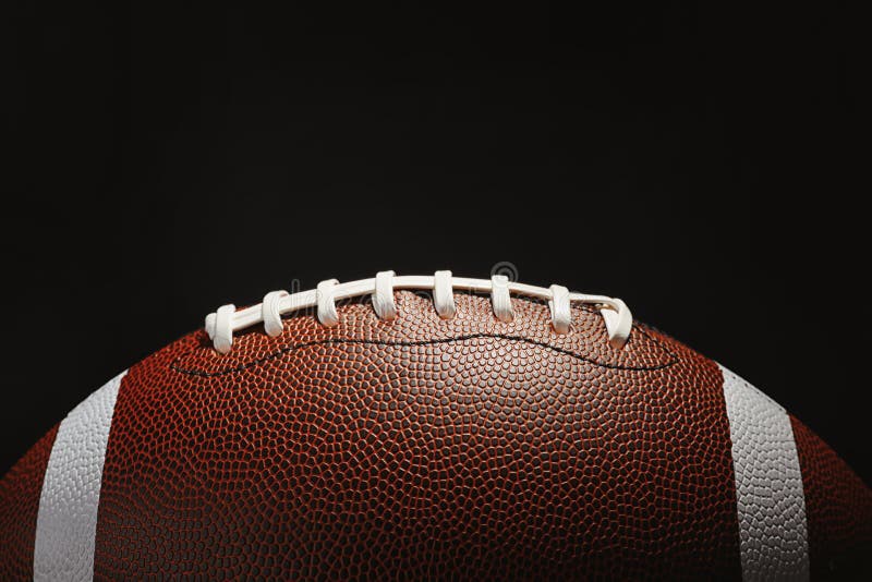 Ballon De Football Américain Avec Bière Et Pop-corn Sur Herbe De Terrain  Vert Au Stade Image stock - Image du ligue, zone: 233049565