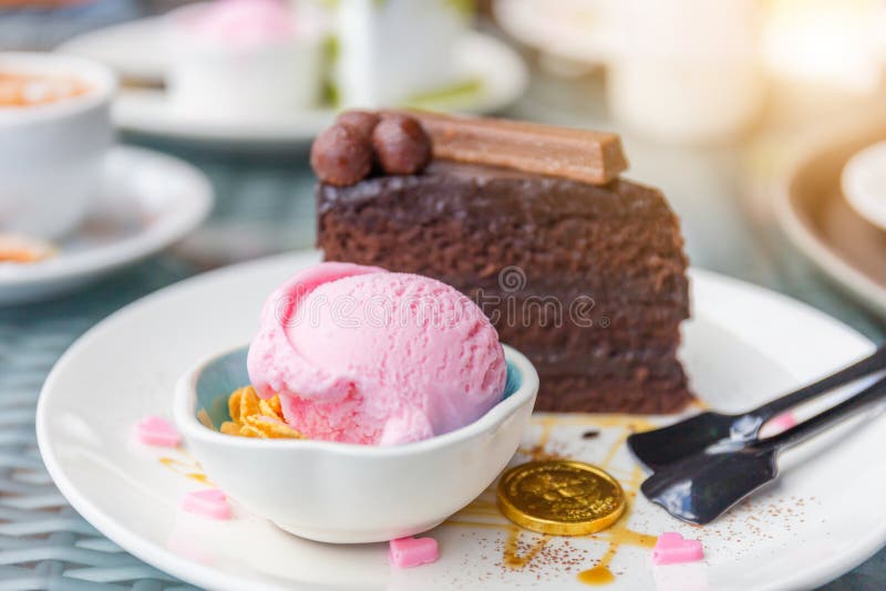 Boule De Glace De Fraises Et Gateau Au Chocolat Avec Le Focus Selectif Flou D Arriere Plan Photo Stock Image Du Rouge Beau Boule De Glace De Fraises Et Gateau Au Chocolat Avec Le Focus Selectif Flou D Arriere Plan Photo Stock Image Du Rouge Beau