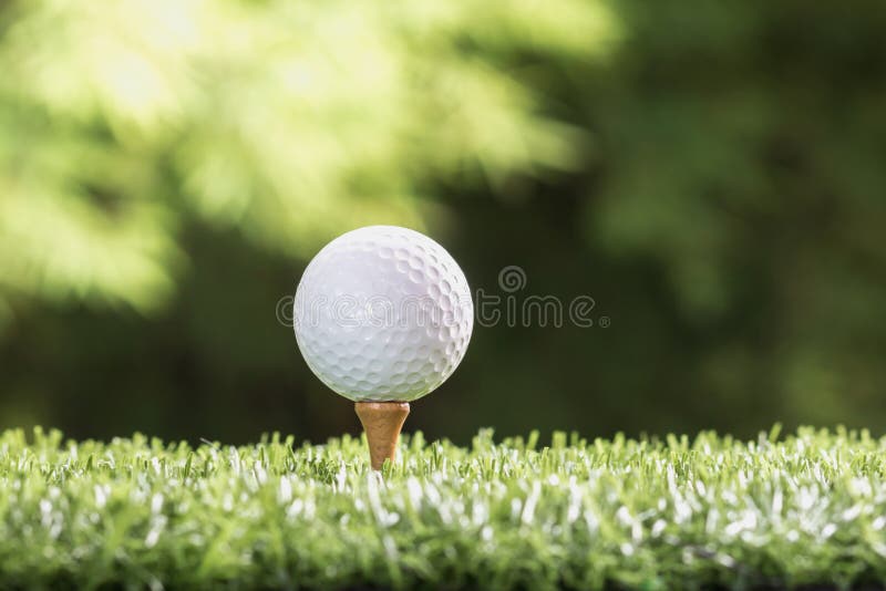 Boule de golf sur des chevilles de pièce en t