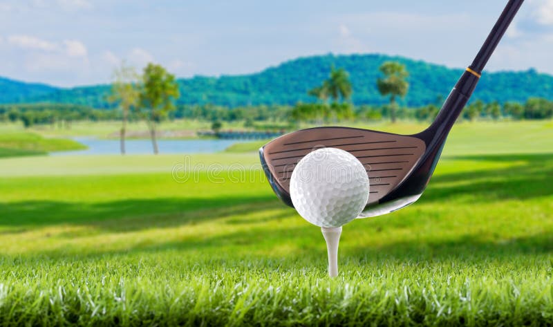 Boule de golf sur des chevilles de pièce en t dans le terrain de golf