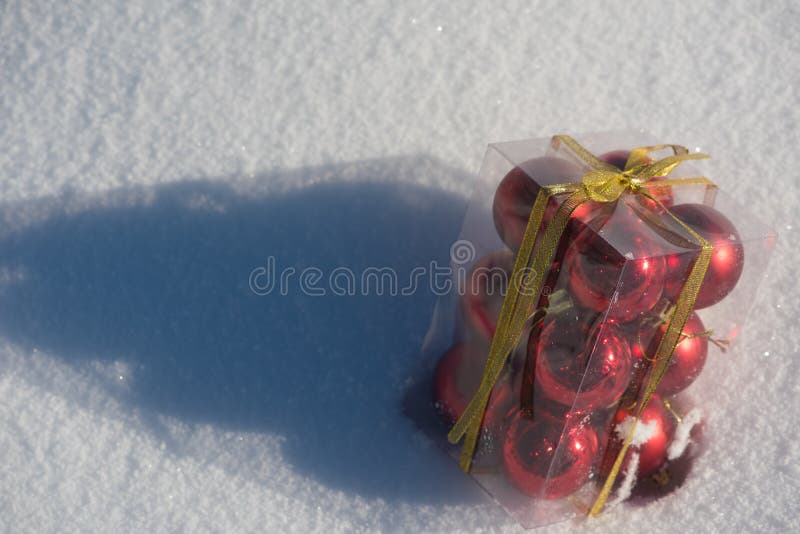 Boule de Noël dans la boîte sur la neige fraîche photographie stock libre de droits Boule de Noël dans la boîte sur la neige fraîche photographie stock libre de droits