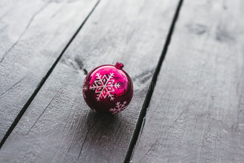 Boule de Noël de rose de décoration de Noël sur un fond en bois image stock Boule de Noël de rose de décoration de Noël sur un fond en bois image stock